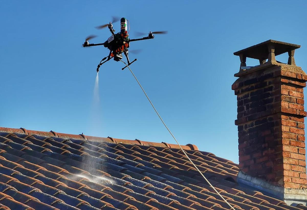 Nettoyage de toiture par drone
